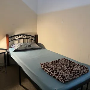 Backpacker's Bed - No Parking Space Абу-Даби